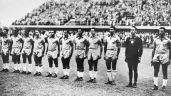 1958年世界杯，是巴西足球队最具标志性的球衣正式诞生的时刻
