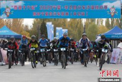 500余名骑行爱好者角逐自行车沙漠挑战赛